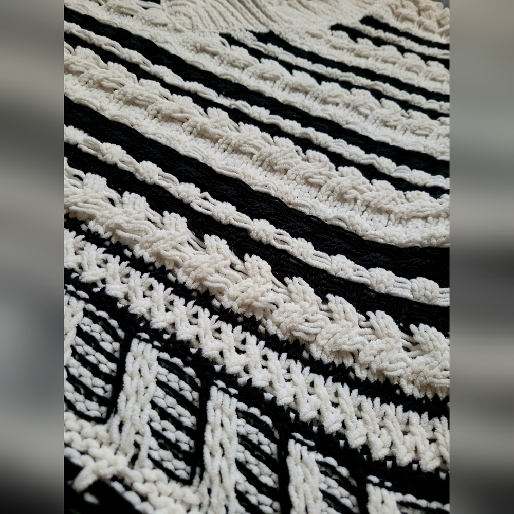 Universal Thread Women's Ribbed Cable Chenille Pu… - image 7